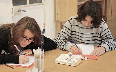 Le moment de l’écriture à l’atelier ados © Les Accents têtus, 2011
